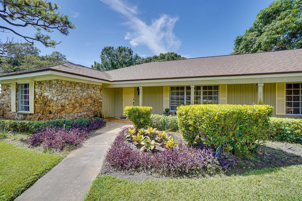 Photo of 1021 Grandview Boulevard, Fort Pierce, FL 34982 (MLS # R11009050)