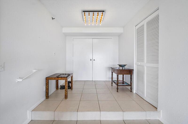 1900 Consulate Place 402