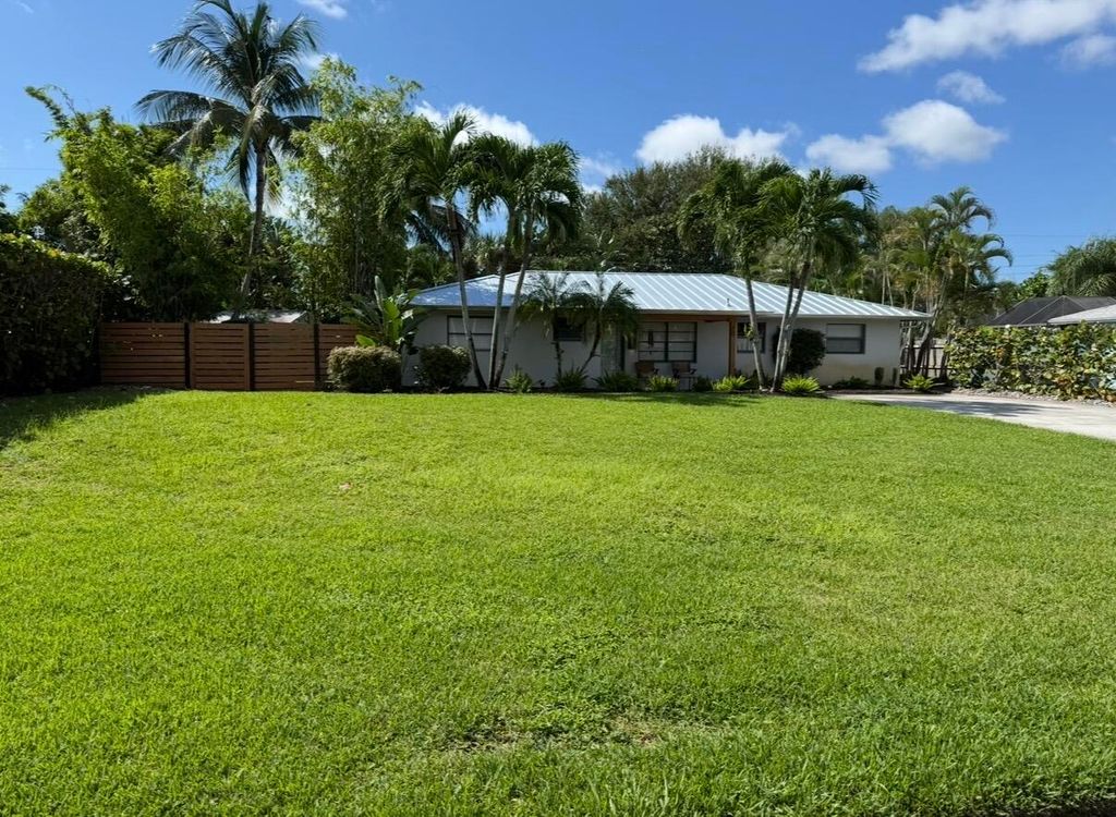 Photo of 20 E Windsor Rd Road E, Jupiter, FL 33469 (MLS # B26024684)