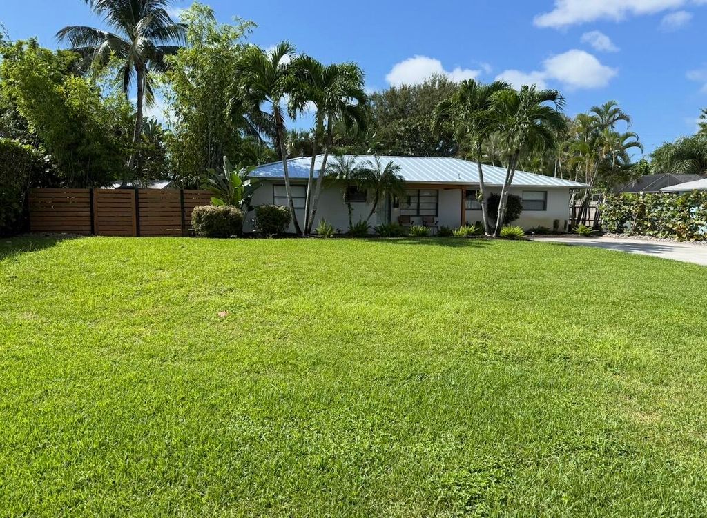 Photo of 20 E Windsor Rd Road E, Jupiter, FL 33469 (MLS # B26024684)