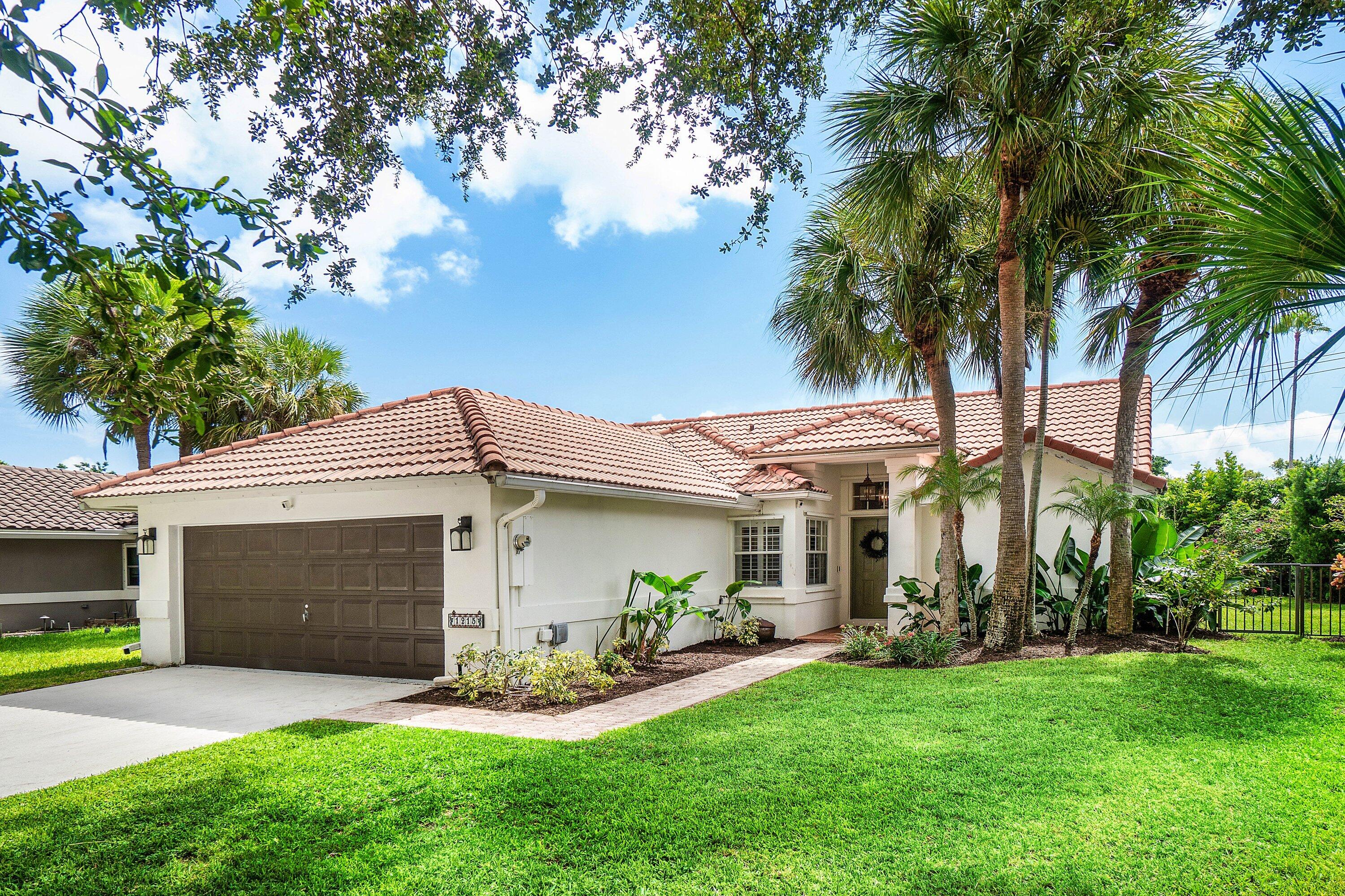 1215 E LANCEWOOD Place