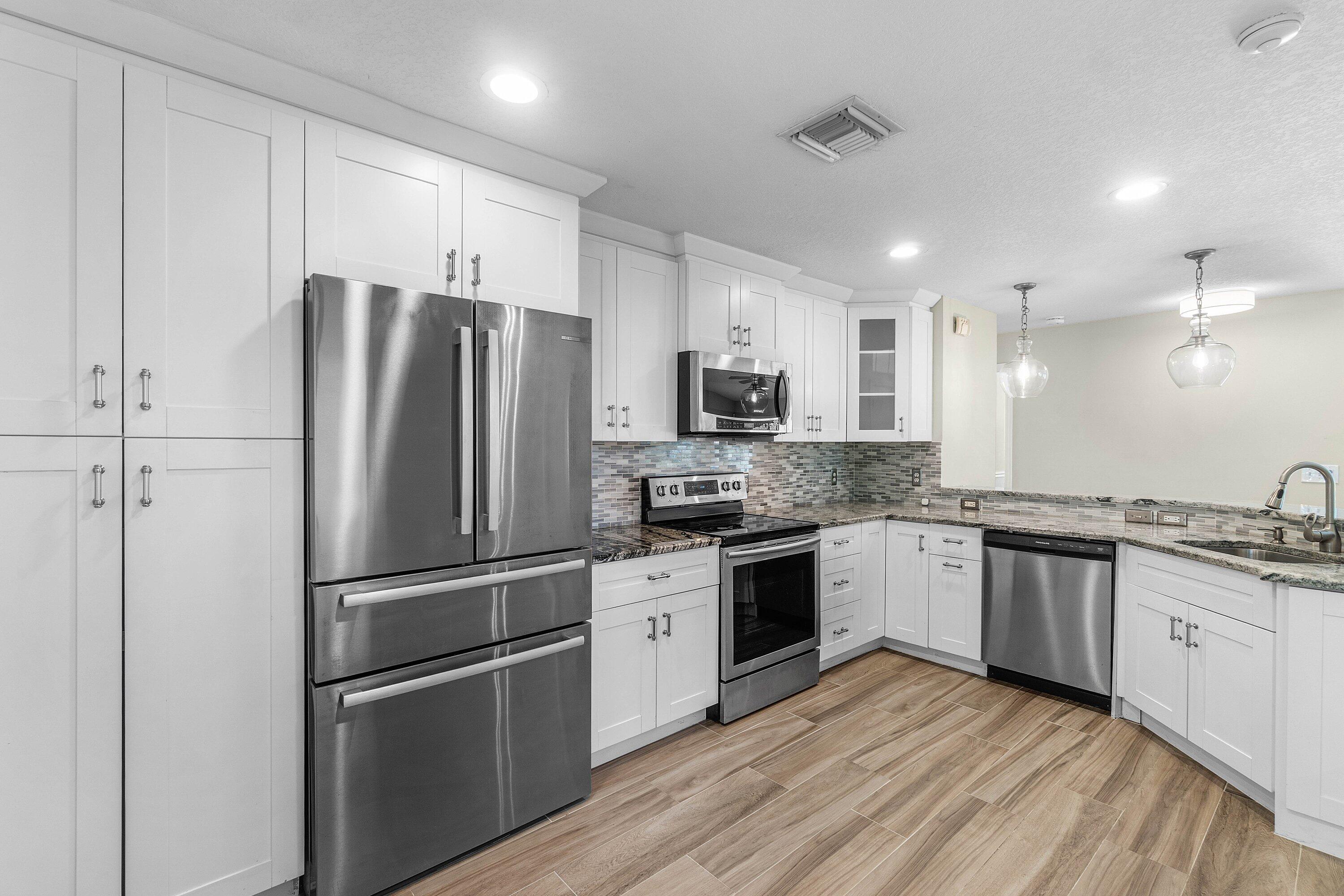 1215 E LANCEWOOD Place