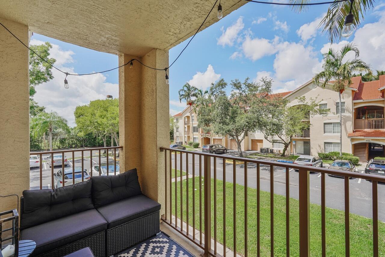 EMERALD ISLE AT LAGUNA LAKES CONDO - Residential