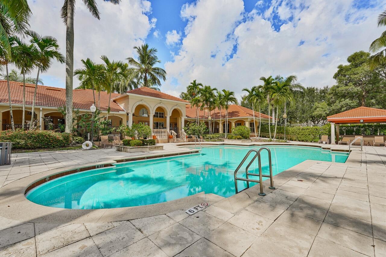 EMERALD ISLE AT LAGUNA LAKES CONDO - Residential