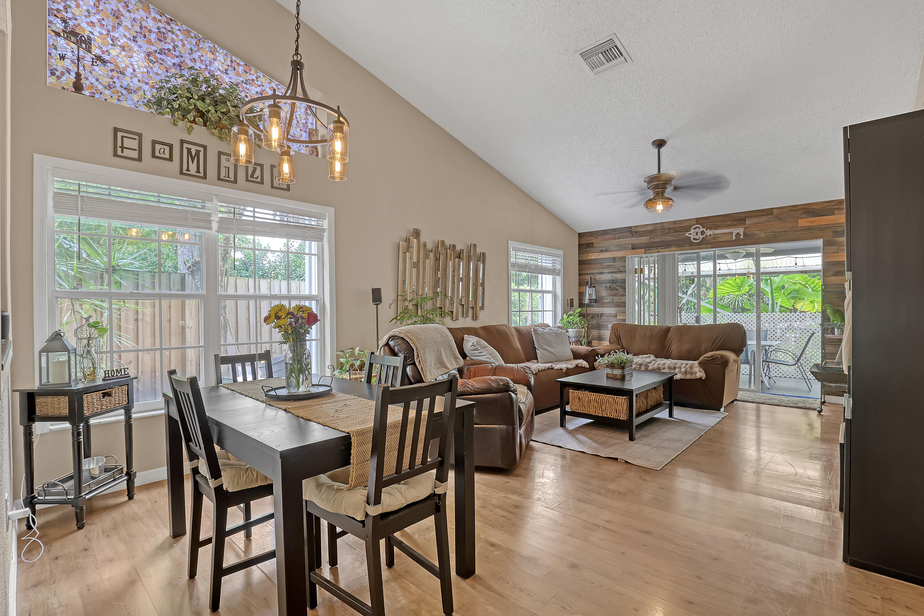 MANOR HOMES OF EMERALD FOREST OF WELLINGTON - Residential