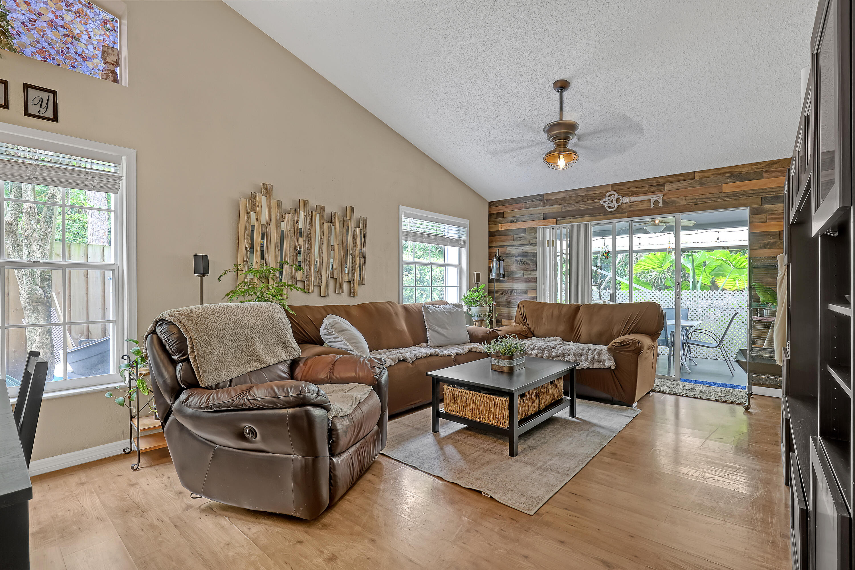 MANOR HOMES OF EMERALD FOREST OF WELLINGTON - Residential