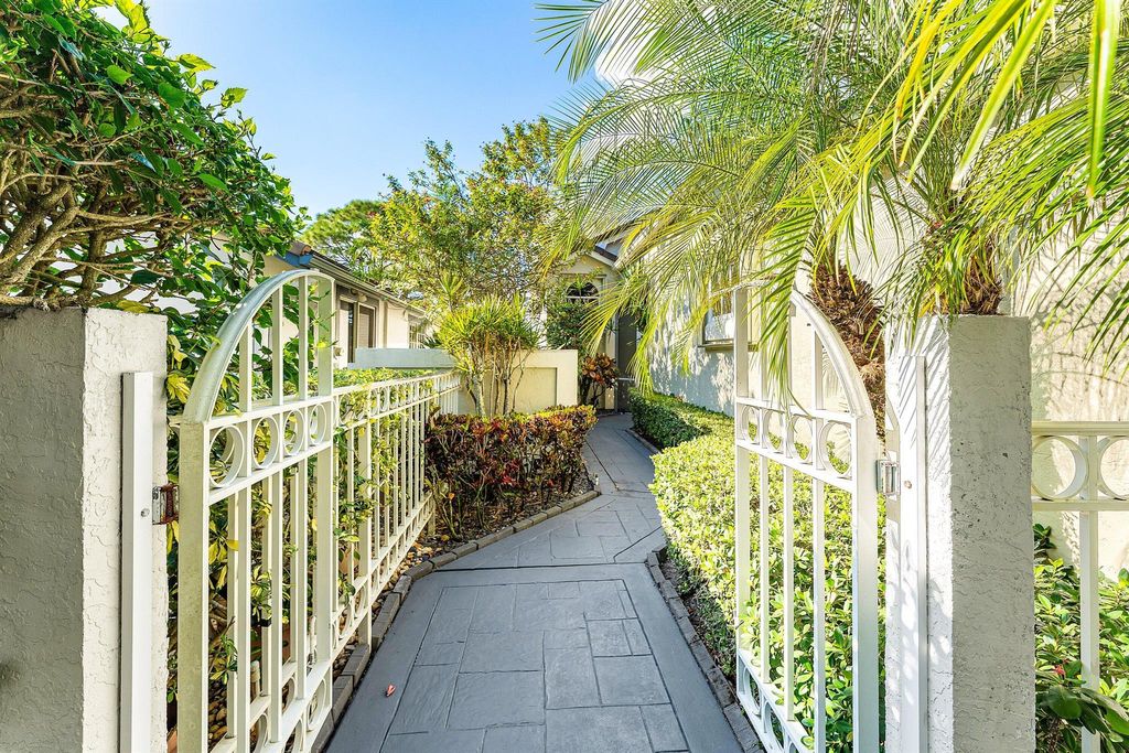 Photo of 6861 Briarlake Circle, Palm Beach Gardens, FL 33418 (MLS # R11142057)