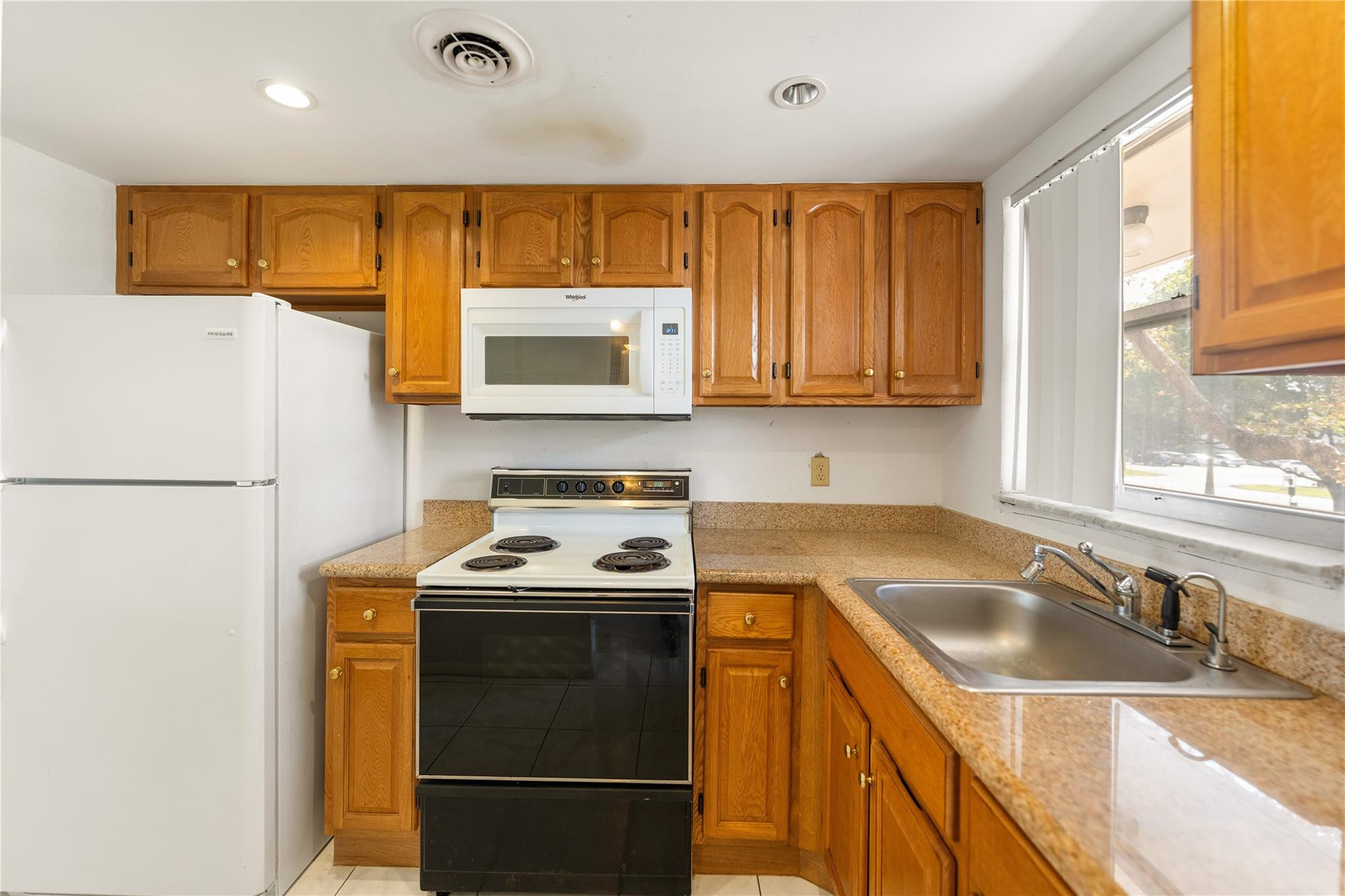 SUNRISE LAKES - Residential