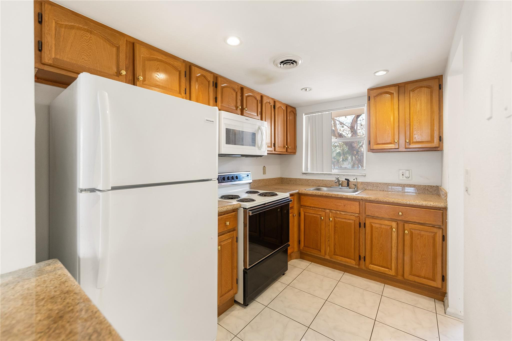 SUNRISE LAKES - Residential