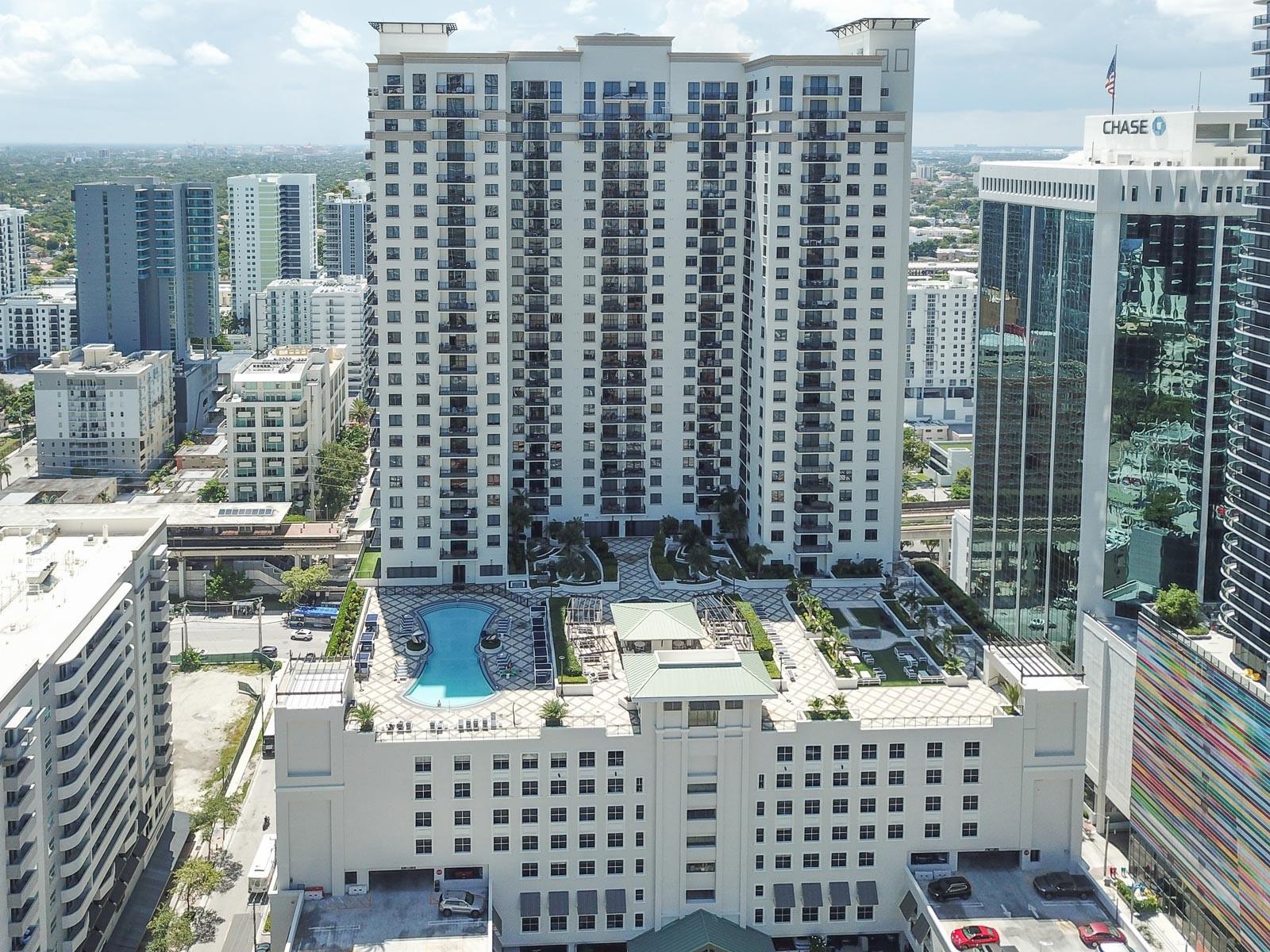 LOCATION AT ITS BEST IN THE HEART OF BRICKELL. WALKING DISTANCE TO ALL SHOPPINGS, RESTAURANTS,
METRORAIL. EXCELLENT UNIT, JUST PAINTED WITH W/D. BUILDING WITH PLENTY OF AMENITIES. ALSO FOR SALE.