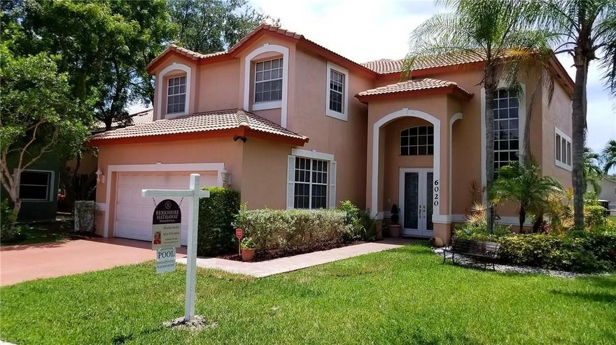 FRESH ON THE MARKET !!! GREAT LAKE FRONT POOL HOME IN DESIRABLE GATED COMMUNITY OF SABLE PASS. LOW HOA FEES. LIGHT AND BRIGHT, INCREDIBLE SOARING CEILINGS, OPEN AND SPACIOUS LAYOUT. RECENTLY REDONE KITCHEN WITH GRANITE COUNTERS AND S/S APPLIANCES, PARTIALLY REDONE BATHROOMS. SPLIT PLAN WITH LARGE BEDROOMS. 4TH BEDROOM DOWNSTAIRS IS CURRENTLY USED AS AN OFFICE. PRIVATE POOL AREA WITH SERENE LAKE VIEWS. THE BEST CUL-DE-SAC LOCATION AND THE FAMOUS TOP PARKLAND SCHOOL DISTRICT. GREAT PLACE TO CALL HOME.