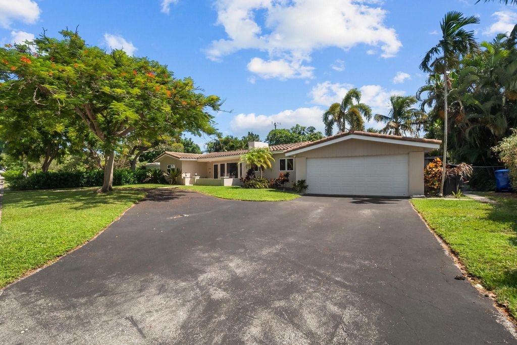 Photo of 2608 NE 12th Street, Fort Lauderdale, FL 33304 (MLS # B26020753)