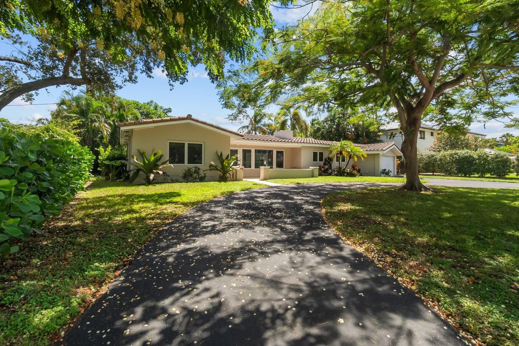 Photo of 2608 NE 12th Street, Fort Lauderdale, FL 33304 (MLS # B26020753)