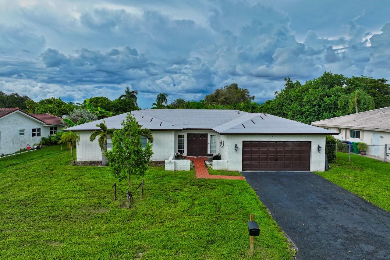 Are you looking for a Wonderful Home at a GREAT PRICE with LOTS of POTENTIAL? THis Amazing property is perfect for creating your personal Dream Home. Split Bedroom Plan, Large Rooms, Living, Dining Kitchen and Family Room.... Bedrooms too! GREAT use and distribution of spaces... BIg Kitchen open to Living and Dining and Family rooms gives the impression of a modern home. Primary Cabana Bath Renovated w/ White Double Vanity, New Shower / Niche ...Adjacent Bedroom for Office / Nursery / Gym / or HUGE Closet. Great Layout, Bring your design ideas and have Fun! Big Fenced Yard backing to Park! Large Pool and covered Patio. Not Many homes you can find like this!!
Come see it Today!
