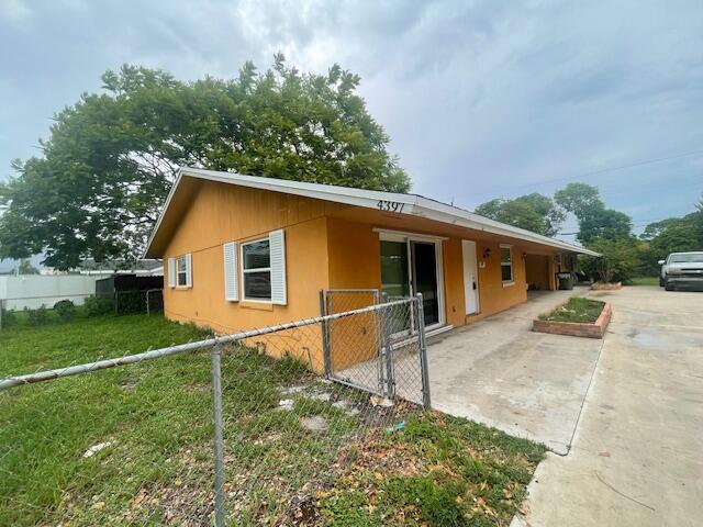 Charming 2-Bed, 1-Bath Duplex for Rent!Freshly painted and move-in ready. This unit features an upgraded kitchen and bathroom, generous closet space, and convenient parking. Located in a well-maintained duplex, it offers comfortable living with a functional layout and modern touches. Don't miss this great rental opportunity! Schedule your showing today :)