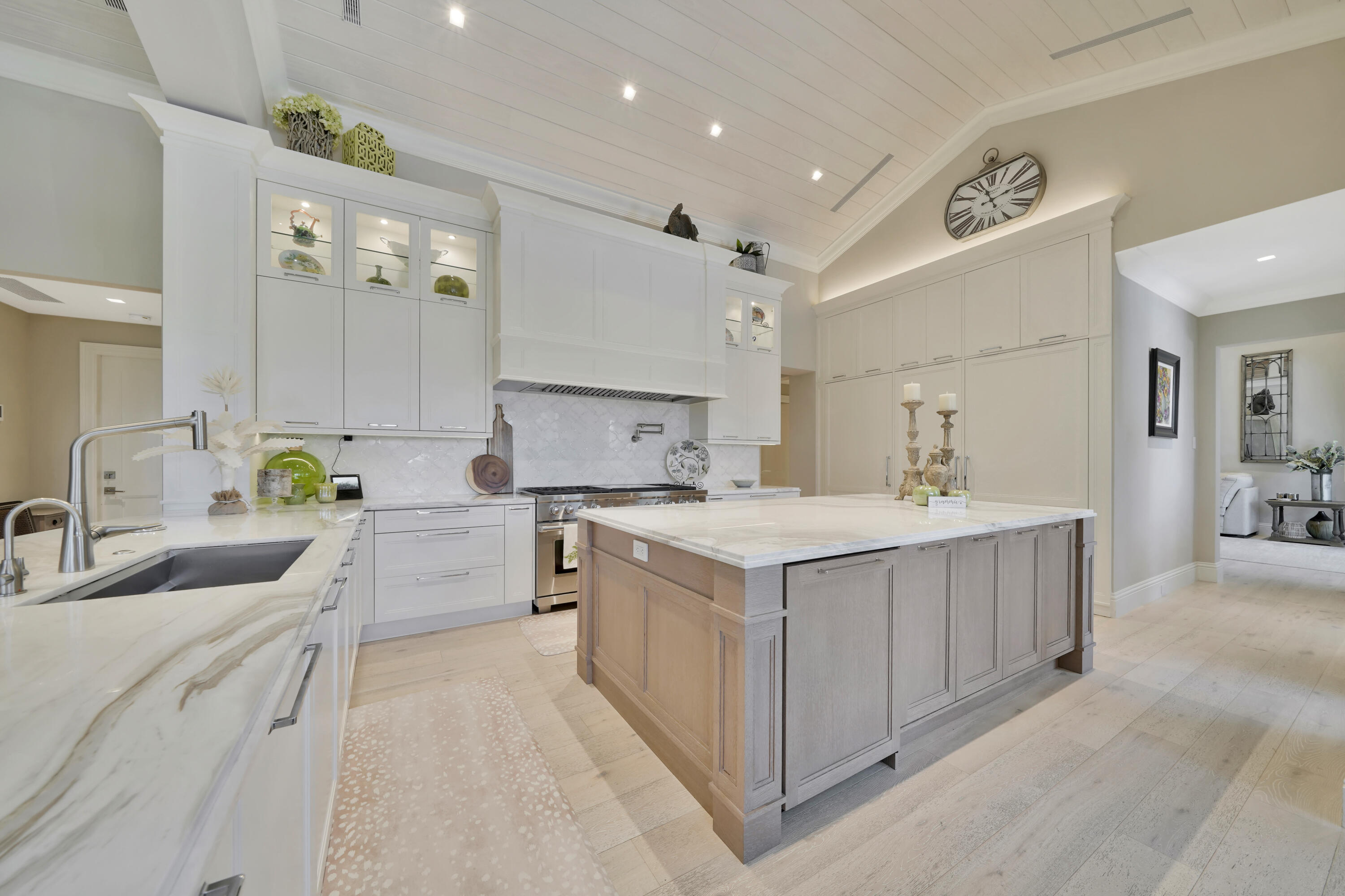 YACHT HARBOR MANOR - Residential