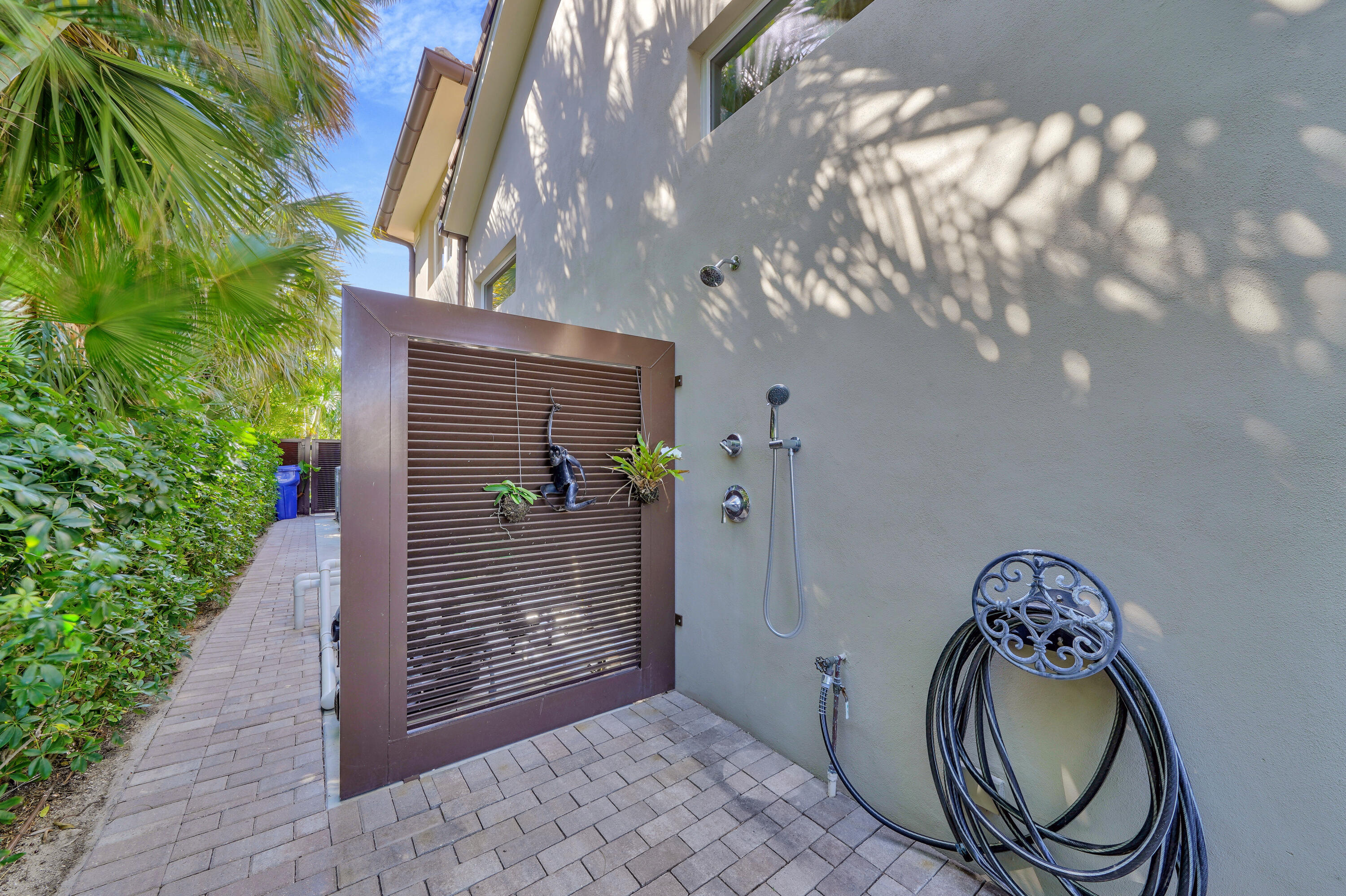 YACHT HARBOR MANOR - Residential