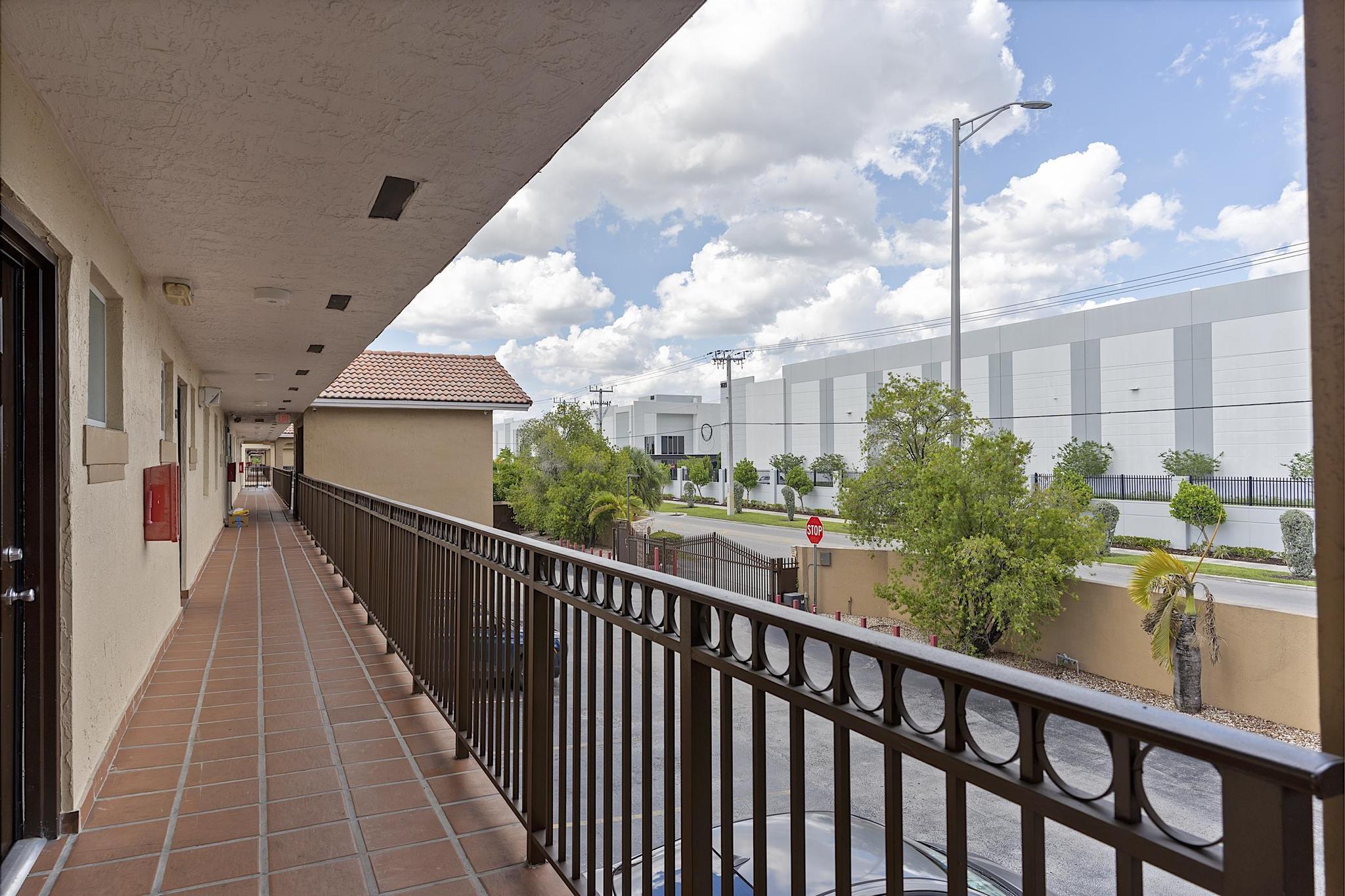 700 SE 9th Court 206
