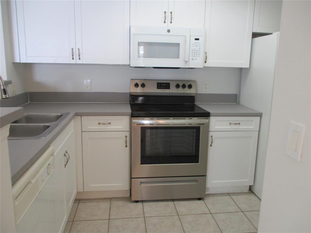 EVERGREEN LAKES - Residential Lease