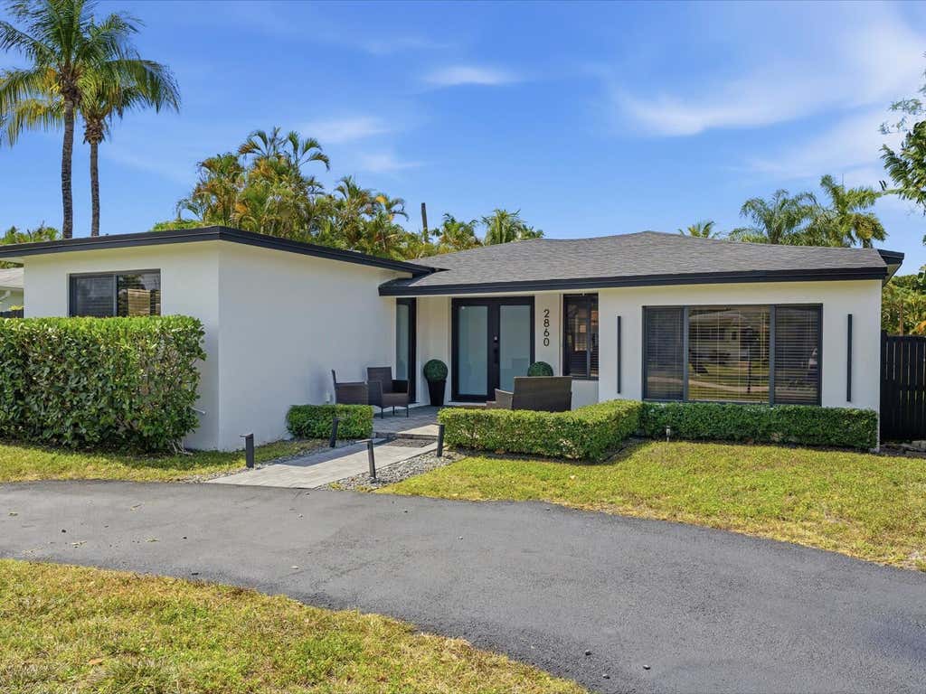 Photo of 2860 MONROE Street, Hollywood, FL 33020 (MLS # B26068563)