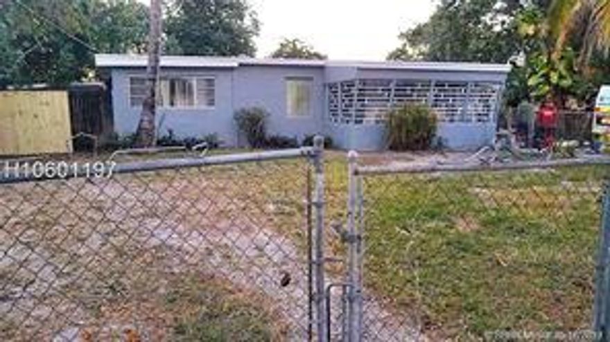 Very large house with 3 bedrooms and 3 full bathrooms. Has a large living room, an oversized master bedroom, a front patio, and a yard.