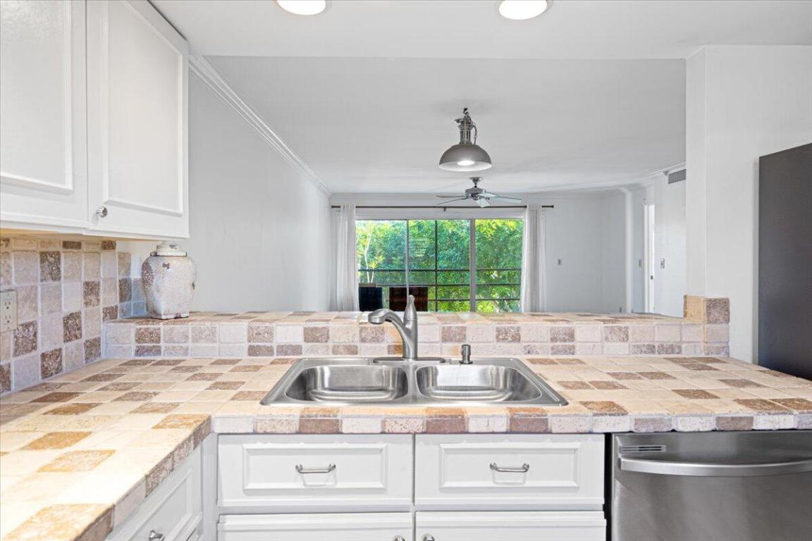 PARK SQUARE CONDO (AKA COUNTRY MEADOWS CONDO) - Residential