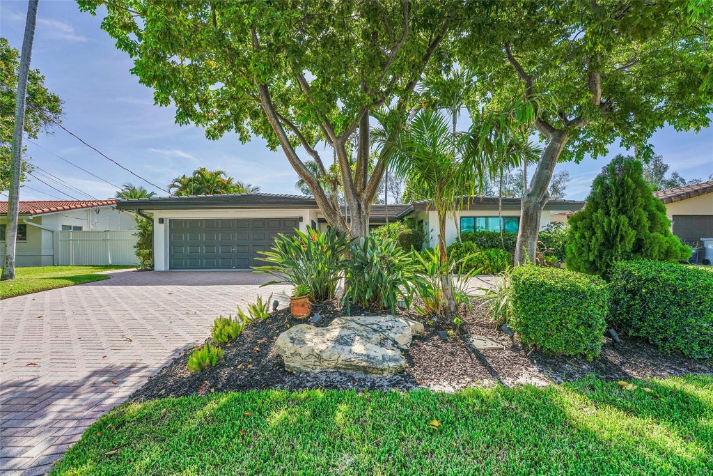 Photo of 956 SE 10th Court, Pompano Beach, FL 33060 (MLS # B26086160)