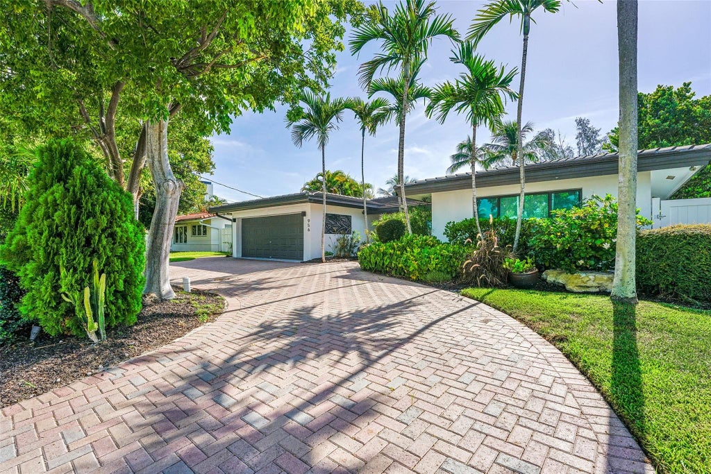 Photo of 956 SE 10th Court, Pompano Beach, FL 33060 (MLS # B26086160)