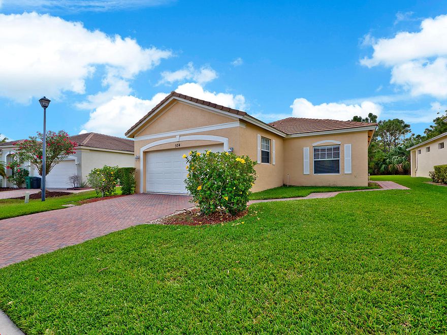 This 2BD possible 3BD /2BA home located in the gated community of Lake Forest offers an open floor plan, and good size kitchen.  Close to shopping and restaurants.