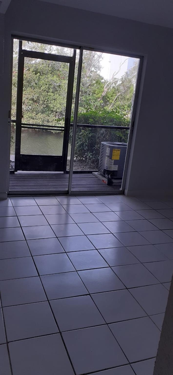 SUPER COZY 1/1 UNIT IN FOR LAUDERDALE!!! AMAZING LOCATION, CLOSE TO NUMEROUS SHOPS AND RESTAURANTS, YOU CAN'T BEAT THIS OPPORTUNITY AT THIS AMAZING PRICE!!! CUTE SCREEN PATIO OVERLOOKING THE CANAL, CLOSE TO THE BEACH, PET FRIENDLY AND LAUNDRY FACILITY ON SITE. YOY CAN'T MISS THIS OPPORTUNITY.