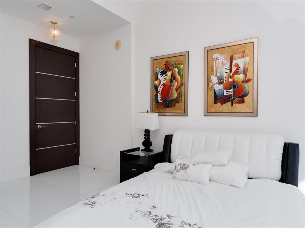 TRUMP TOWER III CONDO - Residential