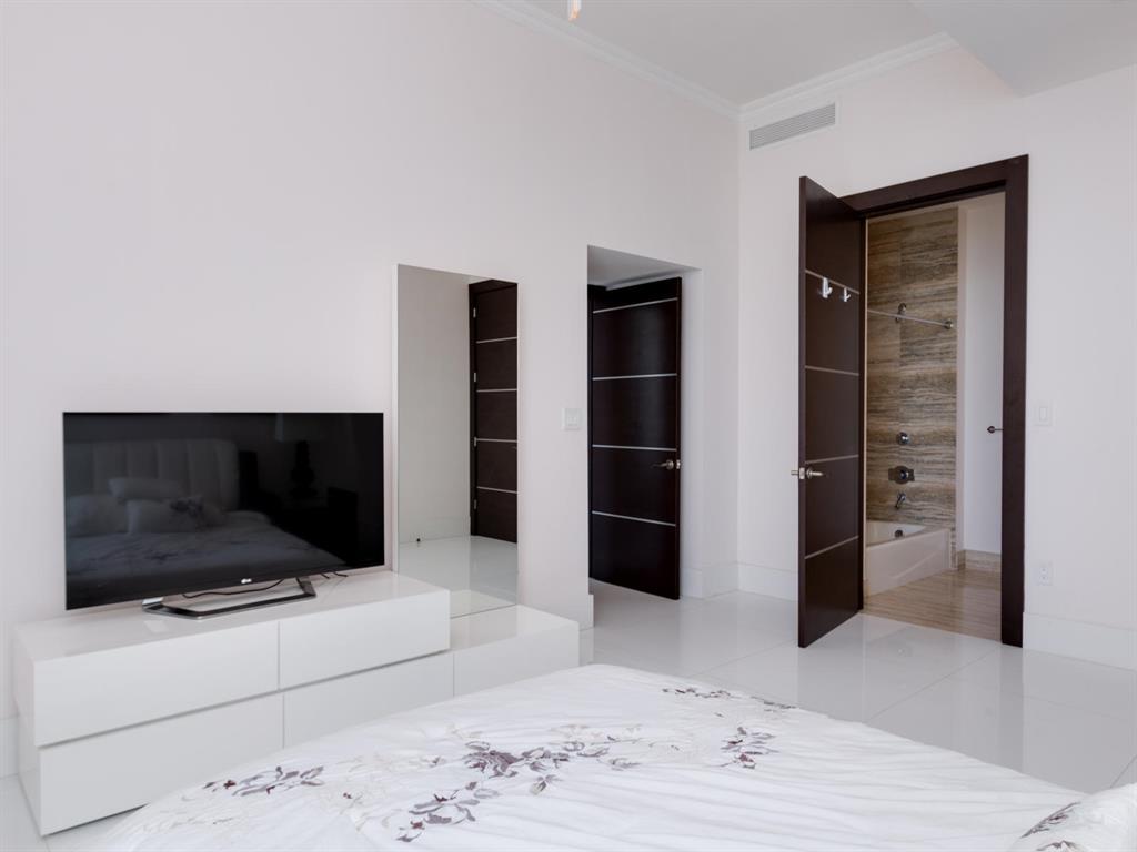 TRUMP TOWER III CONDO - Residential