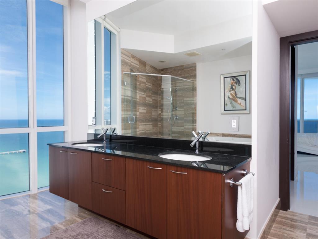 TRUMP TOWER III CONDO - Residential