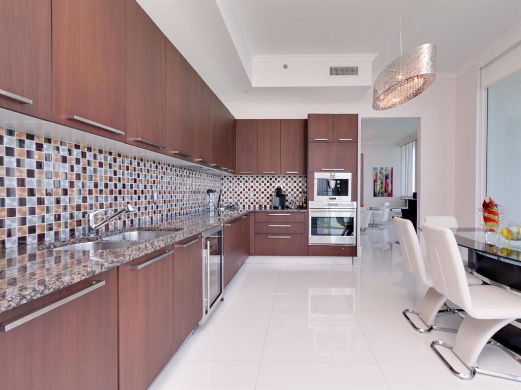 TRUMP TOWER III CONDO - Residential