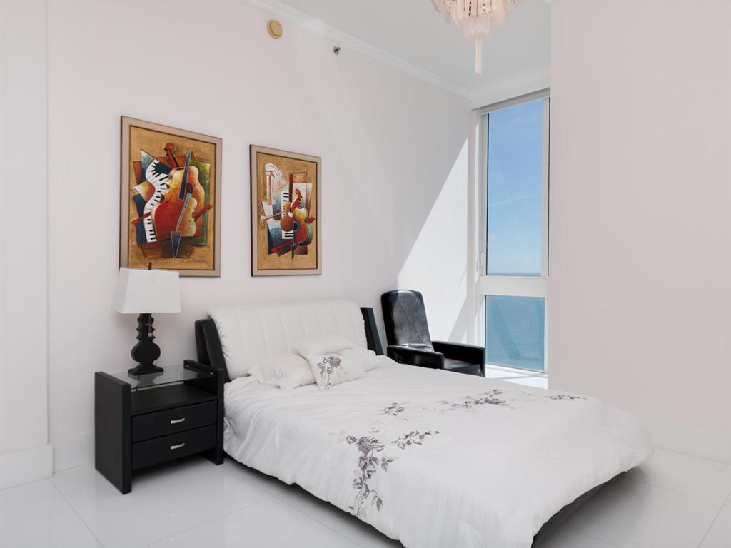 TRUMP TOWER III CONDO - Residential