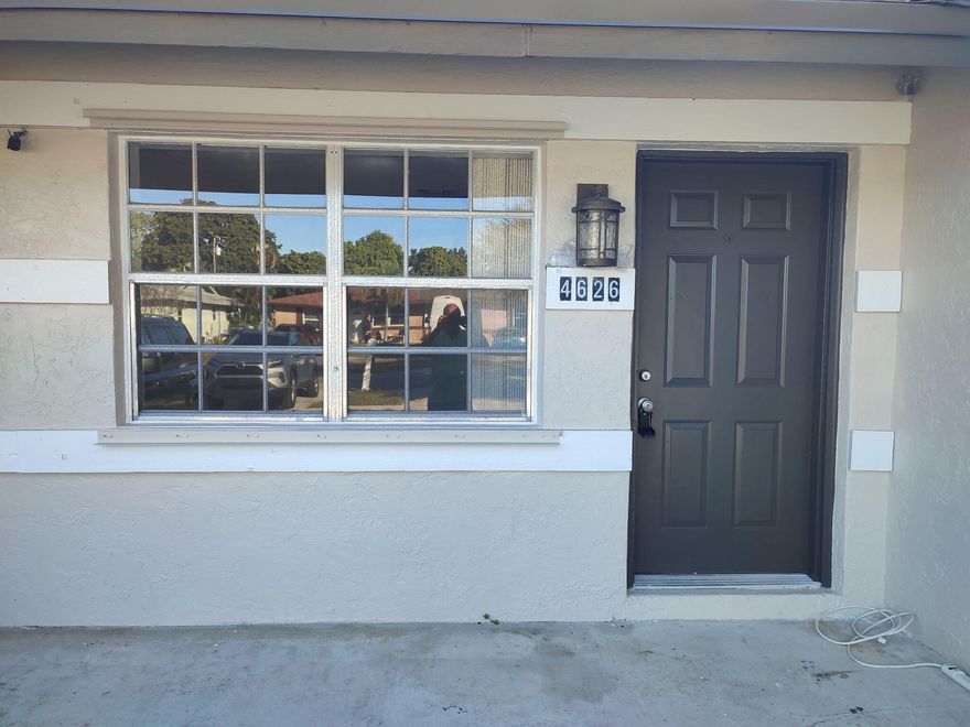 Three Bed Rooms, Two Bath Rooms, Town Home  in the Heart of Palm Beach Gardens, Great Location near by every thing , I-95, Turnpike,Airport, Shopping Mall, Beach, new roof 2025, new water heater, new paint. Screen covered patio.