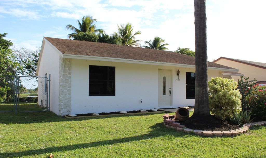 Photo of 7427 Pinedale Drive, Boynton Beach, FL 33436 (MLS # B26022791)