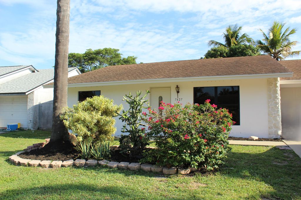 Photo of 7427 Pinedale Drive, Boynton Beach, FL 33436 (MLS # B26022791)