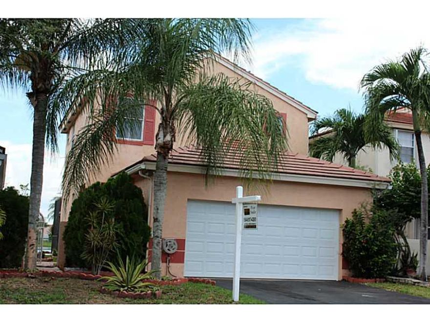 Great home in a great area with good schools.  Enjoy lake view at any time of year from a scren enclosed patio.  Family room integrated with the kitchen.  Valulted ceilings - spacious living area on main floor.  Upstairs master has lake view.  Two other b edrooms.  Two car garage has an area for the washer and dryer.