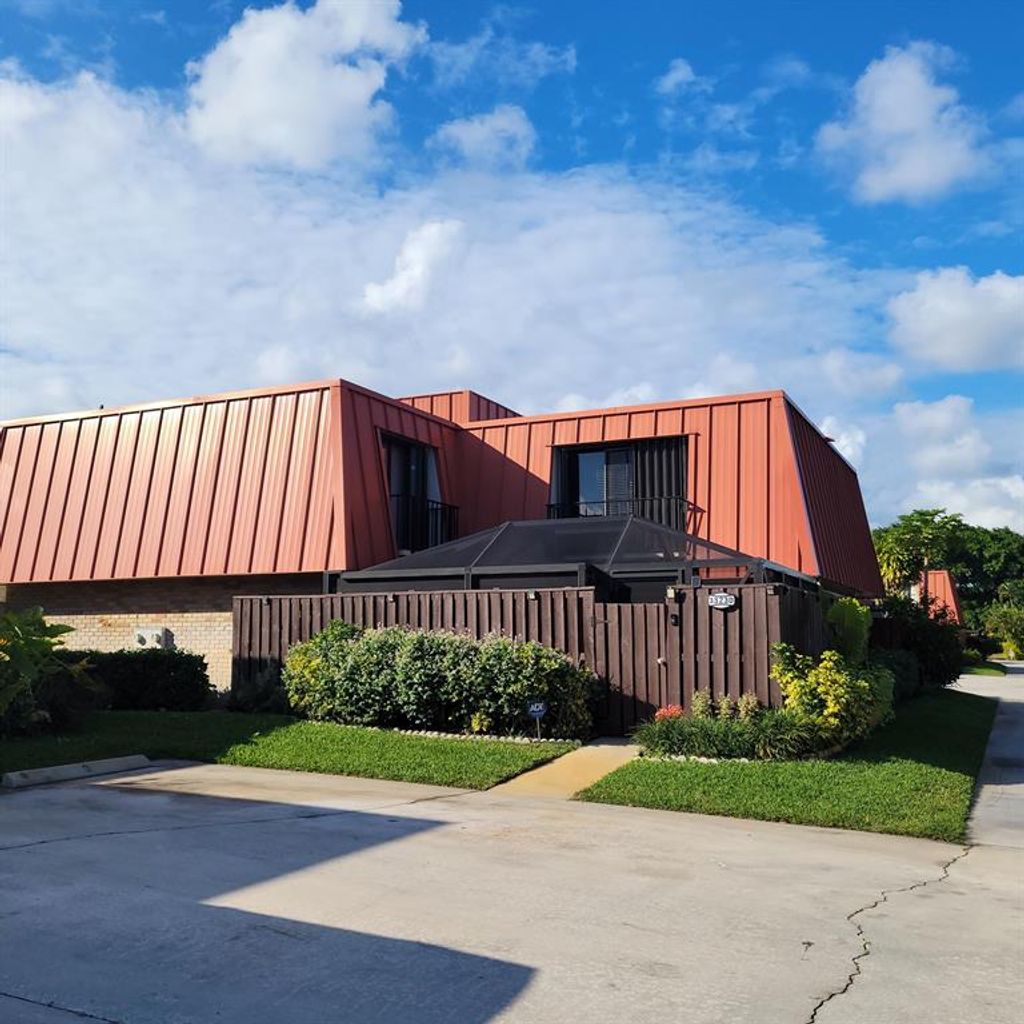 Photo of 3323 Meridian Way N #D, Palm Beach Gardens, FL 33410 (MLS # R10764693)