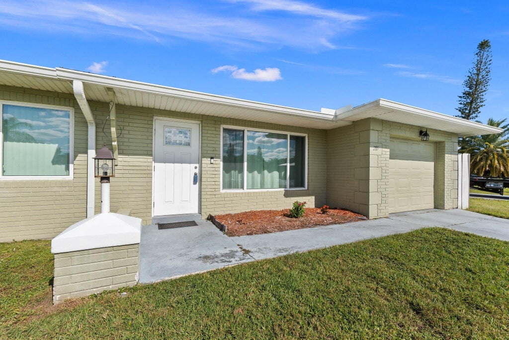 Photo of 285 SW Reynolds Avenue, Port Saint Lucie, FL 34983 (MLS # R11041905)
