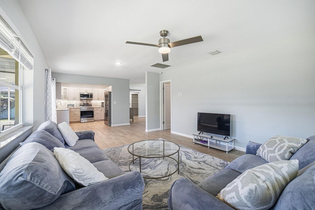 Photo of 28 SE 8th Avenue, Deerfield Beach, FL 33441 (MLS # F10535112)