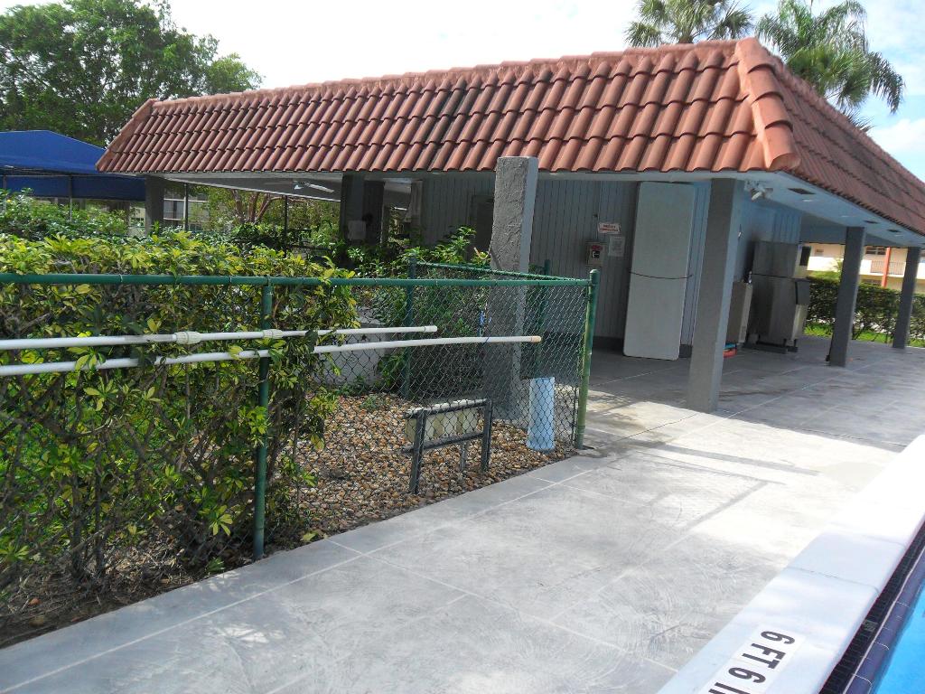 HOLLYBROOK GOLF AND - Residential