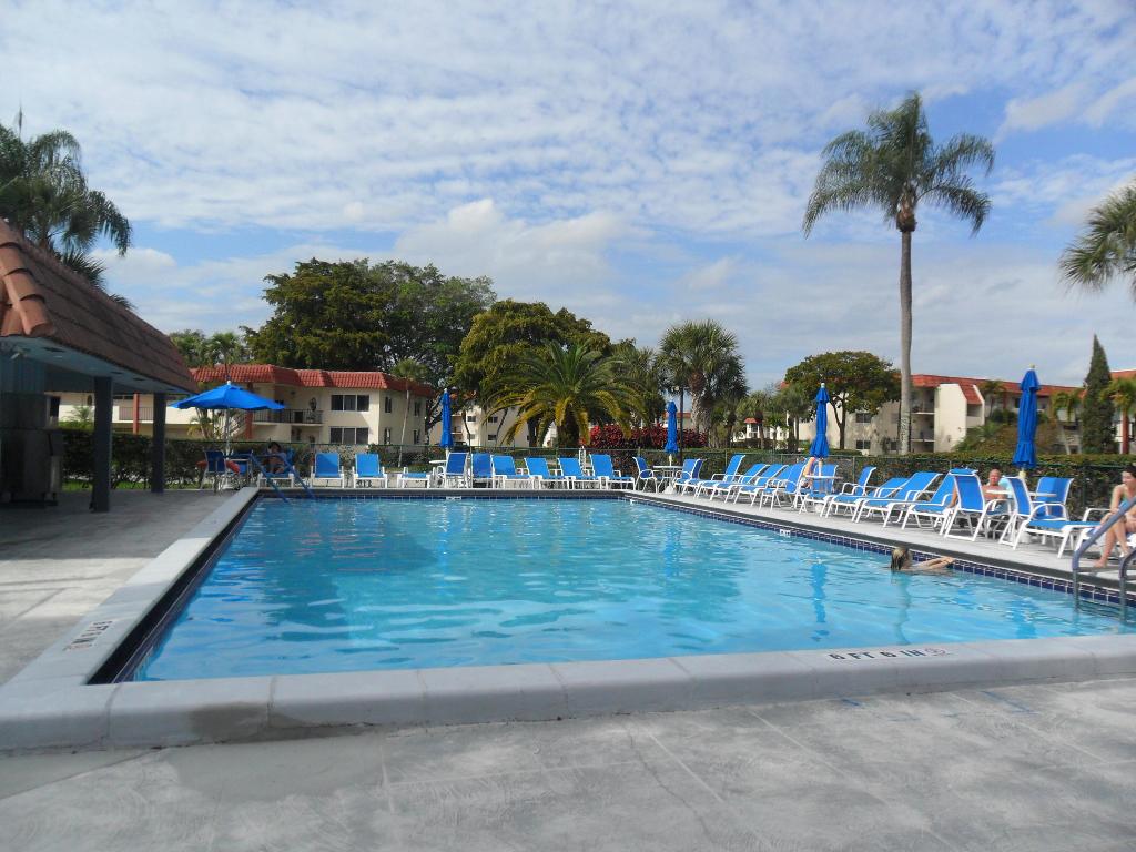 HOLLYBROOK GOLF AND - Residential