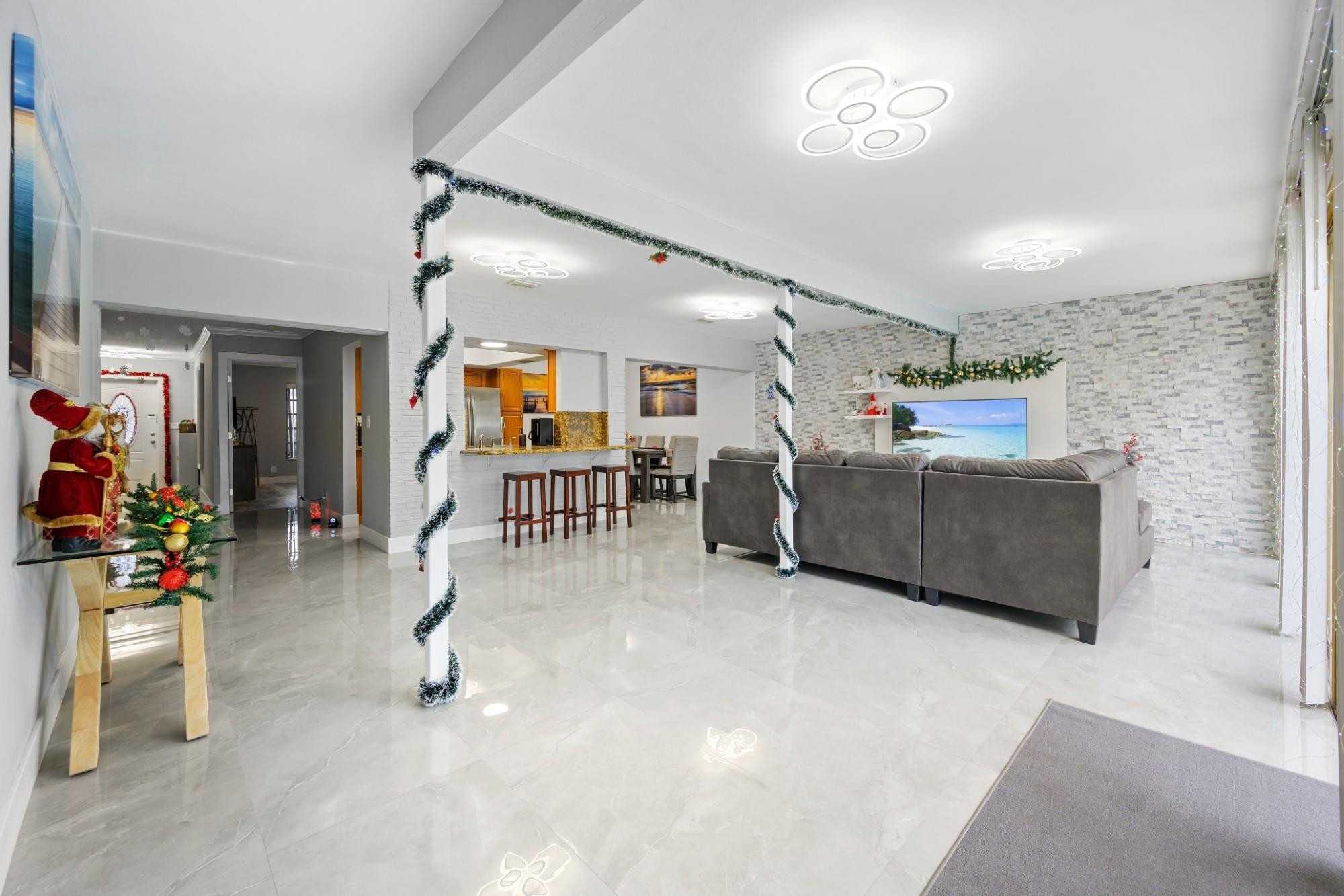 HOLLYWOOD GOLF ESTATES SE - Residential