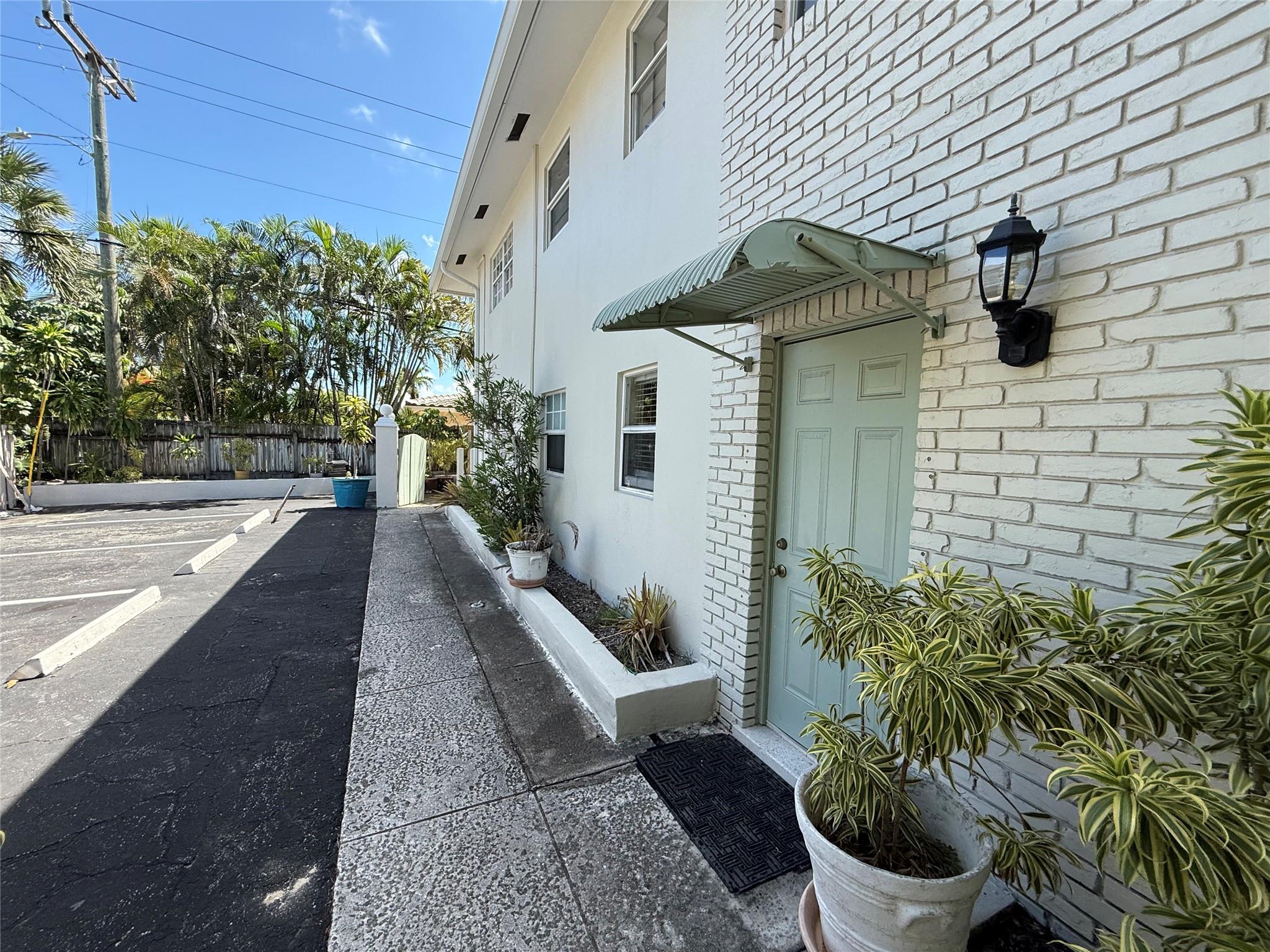 Discover the perfect urban retreat in this beautiful , one-bedroom, one-bathroom apartment located in the desirable Knoll Ridge neighborhood of Fort Lauderdale. This sleek and modern unit offers the ultimate in convenience and style, featuring an in-unit washer and dryer, brand-new stainless steel appliances, and a sophisticated, high-end finish throughout. The open-concept living space is perfect for both relaxing and entertaining, while the spacious bedroom provides a tranquil sanctuary. Experience contemporary living at its finest, all within the vibrant community of Knoll Ridge.
Move in Funds
First Months Rent $1695
Second to Last $1695
Last Months Rent $1695