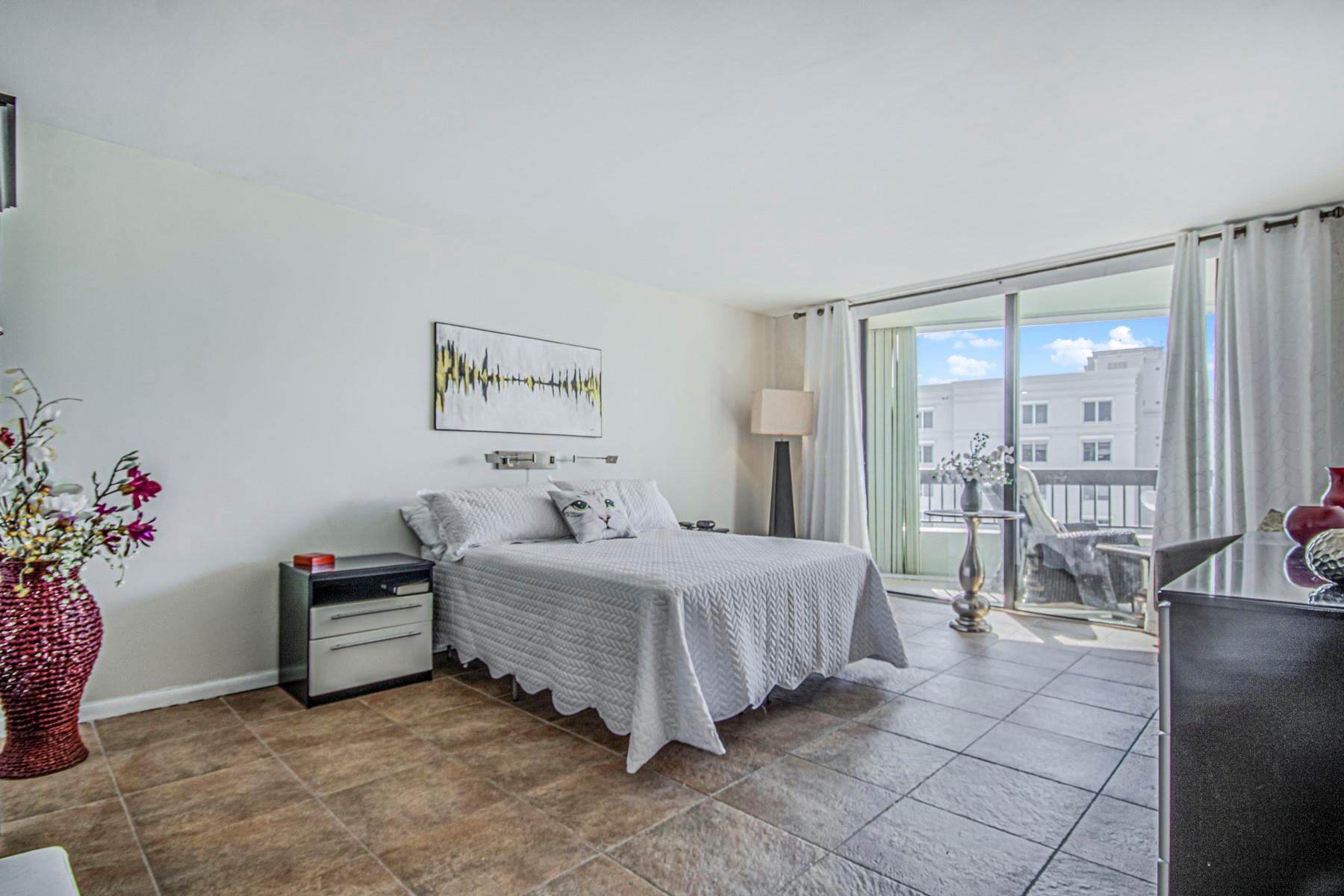 VOYAGER CONDO - Residential