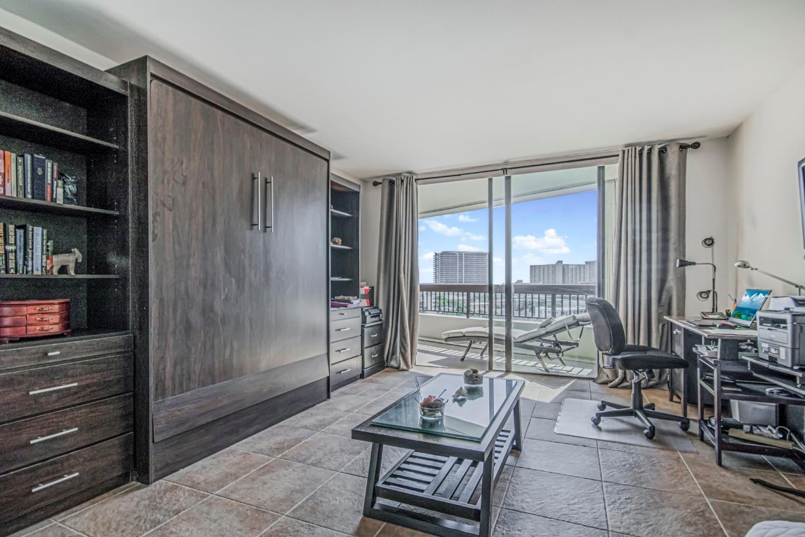 VOYAGER CONDO - Residential