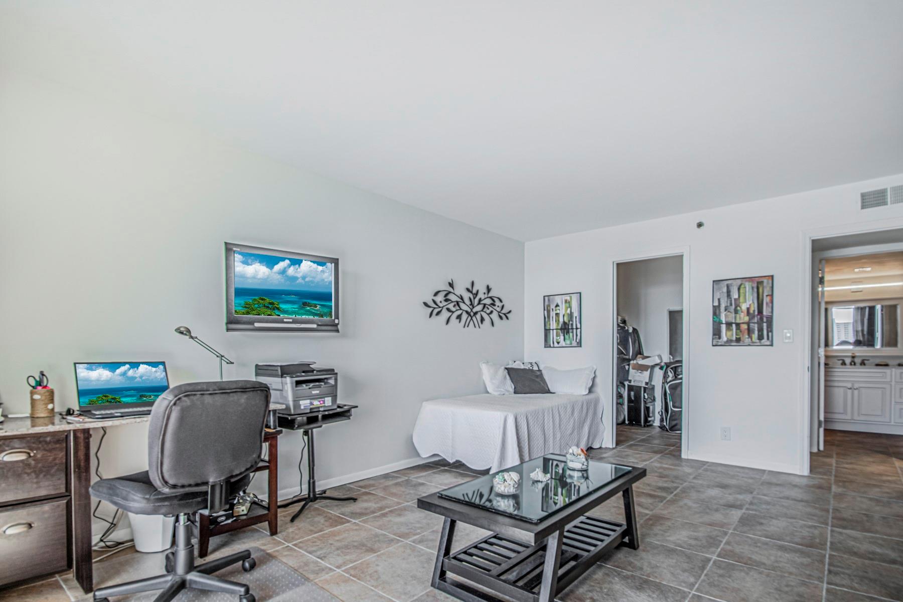 VOYAGER CONDO - Residential