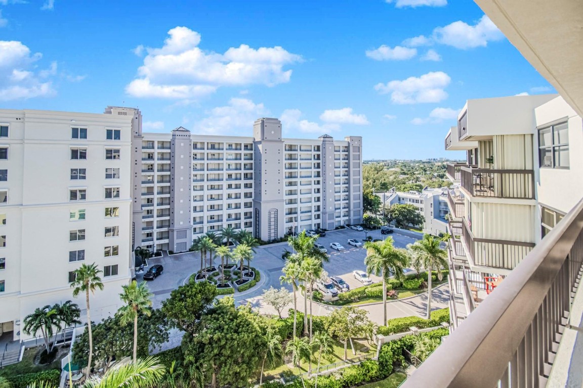 VOYAGER CONDO - Residential